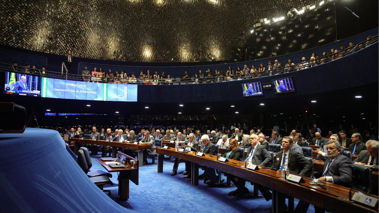 You are currently viewing Alunos de Administração do Distrito Federal vivenciam homenagem no plenário do Senado